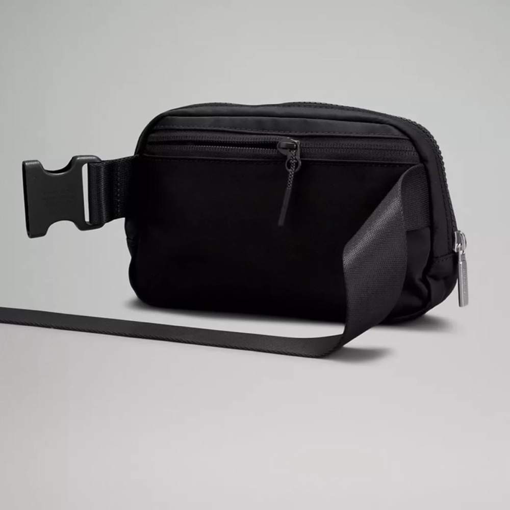 Black Lululemon Everywhere Belt Bag 2 available - Picture 3 of 5